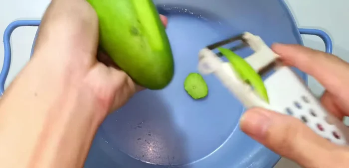 Peel and cut the mangoes into square pieces. The size can be adjusted to your preference.
