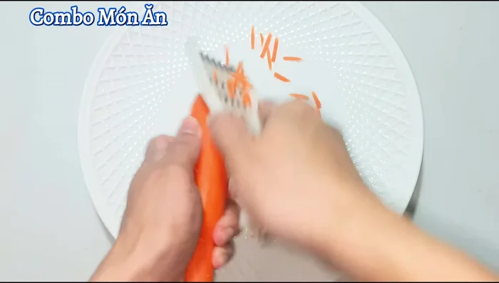 Shred carrots into strips, not too short.
