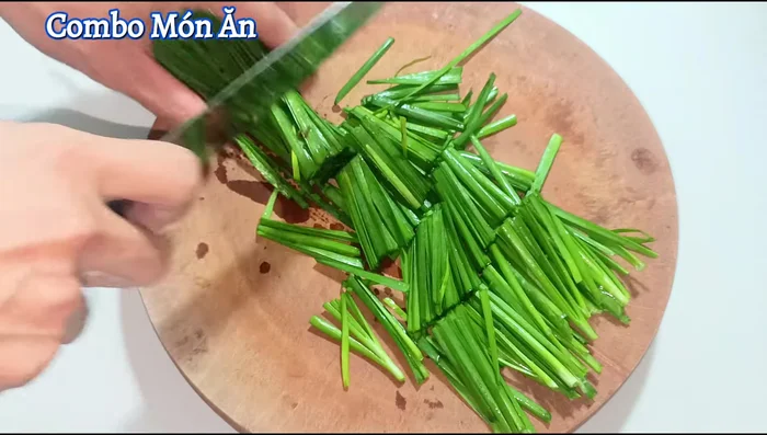 Cut chives into shorter pieces (about 4-5 cm).