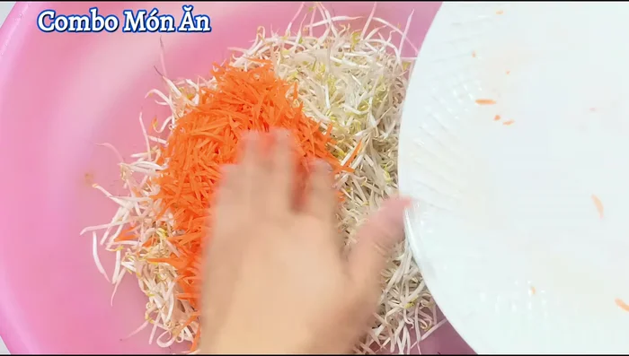 Combine cooled water, bean sprouts, shredded carrots, and chives in a large bowl. Mix gently.