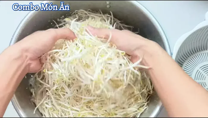 Wash bean sprouts thoroughly 4-5 times to remove bean pods. Let them drain.