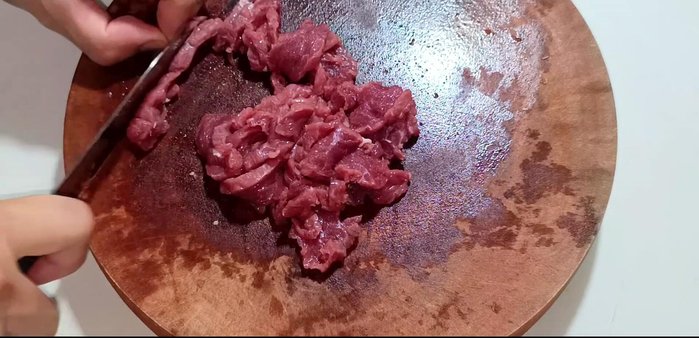 Marinate beef with minced garlic, sugar, MSG, seasoning powder, ground pepper, wheat oil, and oyster sauce for 15 minutes. (109.96)