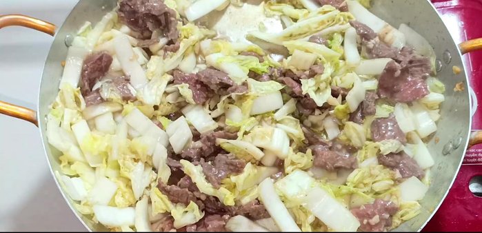Add green onions and stir-fry lightly. (311.4)