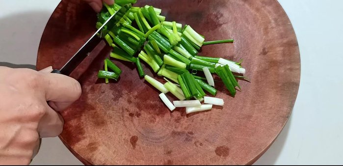 Cut green onions into 3cm pieces, then chop finely. (52.92)