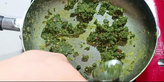 Scrape any crystallized salt from the bottom of the pan. Stir and crush to ensure even dryness.