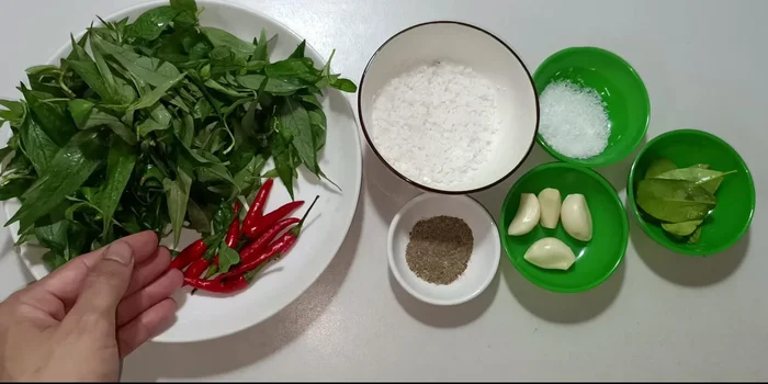 Wash and drain perilla leaves. Cut chili peppers into small pieces for blending.