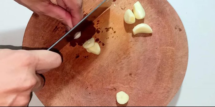 Chop garlic and lemon leaves.