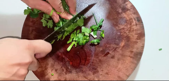 Chop garlic, green onions, and coriander into small pieces.