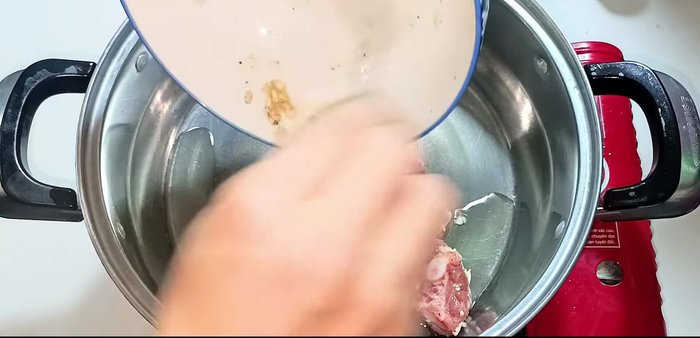 Stir-fry the ribs briefly in cooking oil until firm and fragrant.