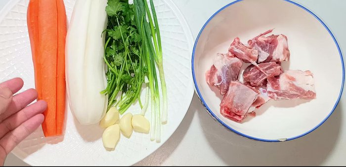 Peel and wash the carrot and white radish. Create grooves for decorative carving (optional).