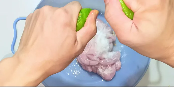 Prepare intestines: Add salt and lemon juice, squeeze to remove odor and clean. [107.6, 113.759]