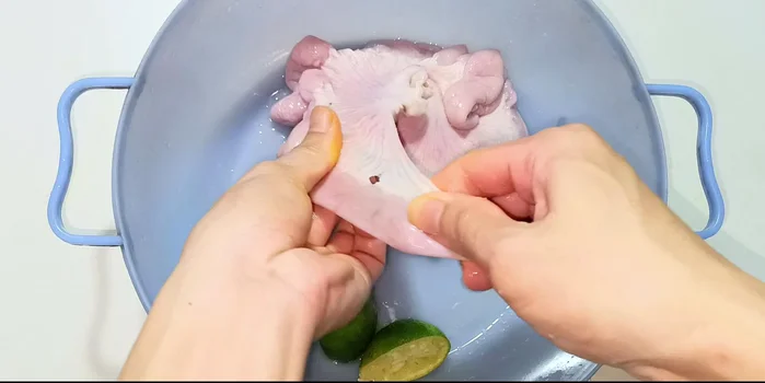 Clean the intestines thoroughly by stripping and washing repeatedly. [125.64, 148.599]