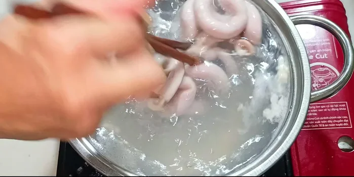 Boil intestines briefly in water until they are white. Remove immediately and rinse with water. [160.28, 176.92]