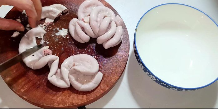Cut the intestines into bite-sized pieces (3-4 cm). [207.239]