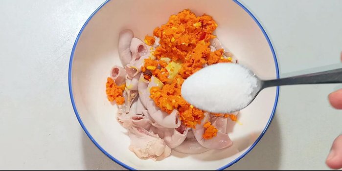 Marinate intestines with half of the blended turmeric mixture, sugar, MSG, fish sauce, and pepper for 15-20 minutes. [231.64, 253.64]