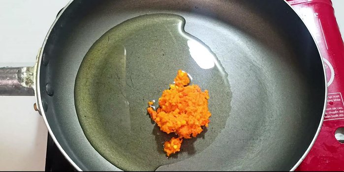 Heat cooking oil in a pan, stir-fry the remaining turmeric until fragrant. [265.52, 276.68]
