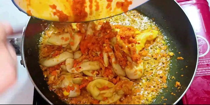 Add the marinated intestines and stir-fry until heated through. [283.039]