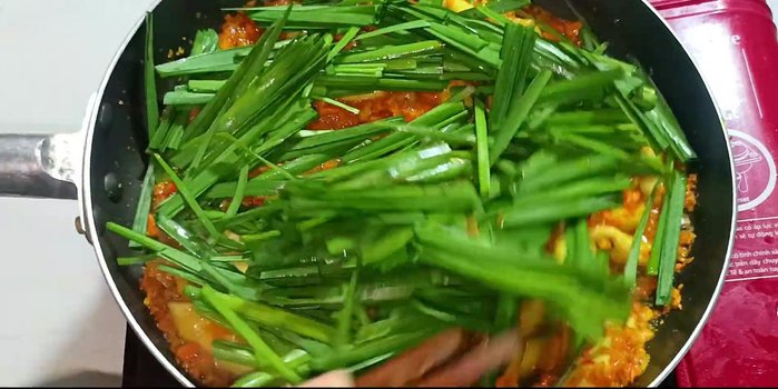 Add the leaves and stir-fry briefly until heated through. Add chives and stir-fry until everything is cooked evenly. [293.88, 306.919]