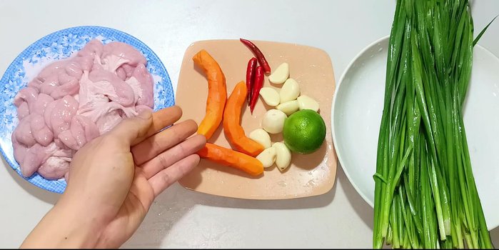 Wash intestines briefly with water. [31.759]