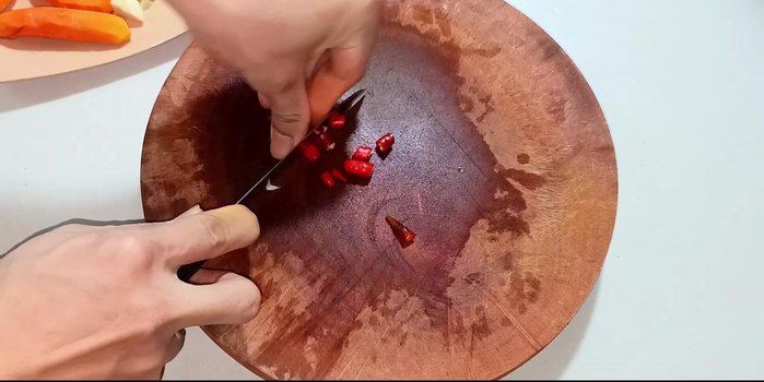 Blend garlic, chili peppers, and turmeric into a puree. [76.119, 99.43]