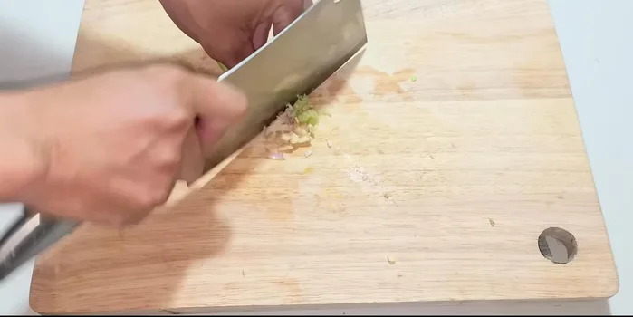 Chop the lemongrass, garlic, and shallots finely.