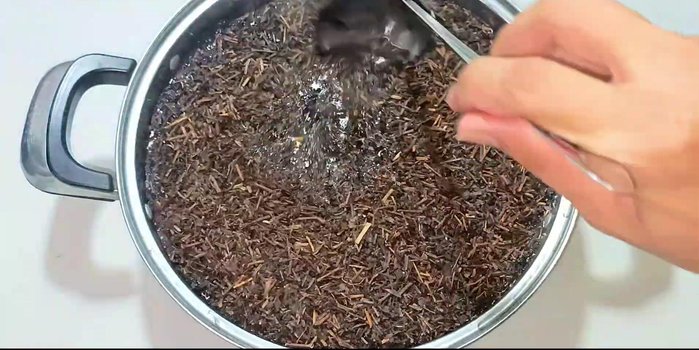 Add 100g of black tea to the boiling water, stir, cover, and let it steep for 20 minutes.