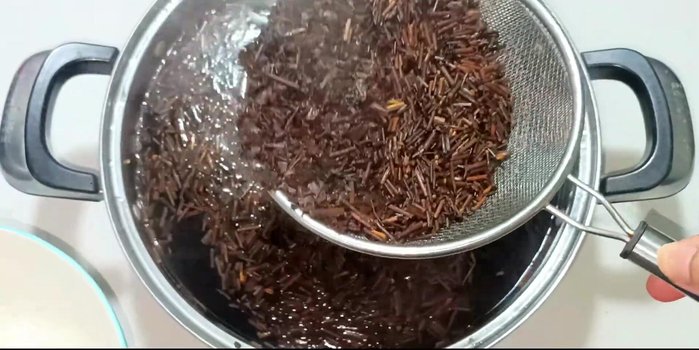Strain the tea leaves, reserving the tea liquid.