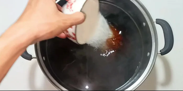 Add 250g of sugar to the strained tea.