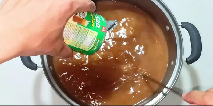 Add 500g of condensed milk (380ml from a can + 120ml more) to the tea mixture, and stir well.
