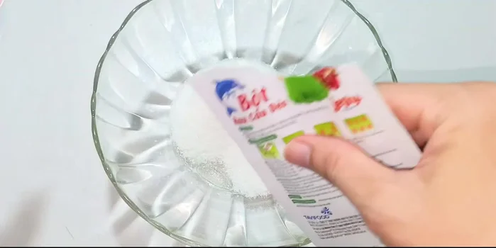 Prepare the jelly: Mix 80g of sugar and a packet of jelly powder (10g). Gradually add 800ml of water while stirring to prevent lumps.