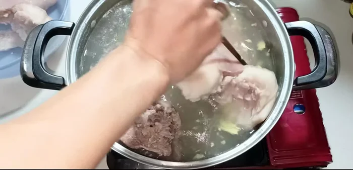 Soak the pig's hands and tongue in water to prevent discoloration.