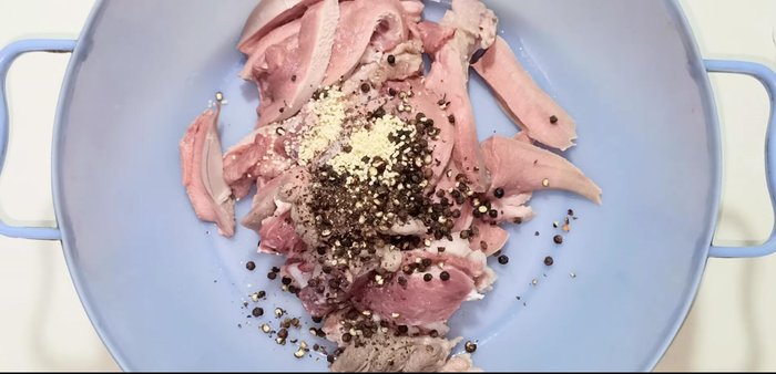Marinate the tongue strips with pepper, seasoning powder, MSG, sugar, salt, and fish sauce for 20 minutes.