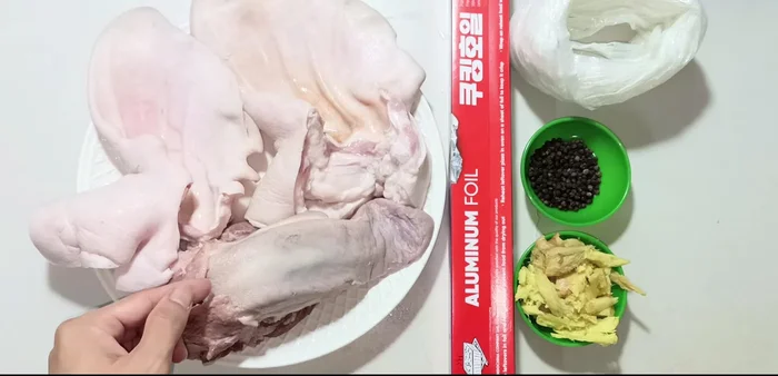 Clean the pig's hands and tongue by squeezing with lemon and salt, then rinsing with water. Let them drain.