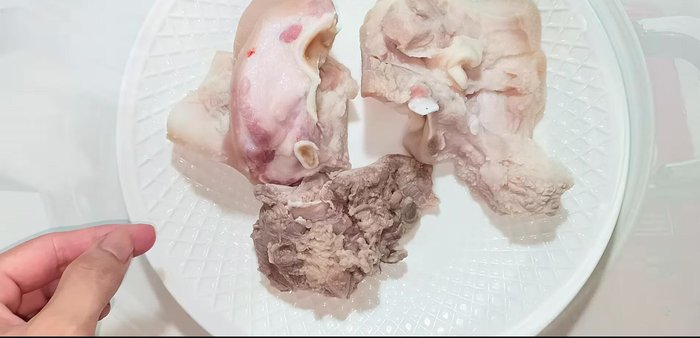 Boil the wrapped pig's hands for 30 minutes, turning halfway through. Let it cool completely.