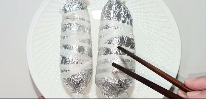 Refrigerate the boiled pig's hands for 8 hours to firm up. Slice thinly before serving.