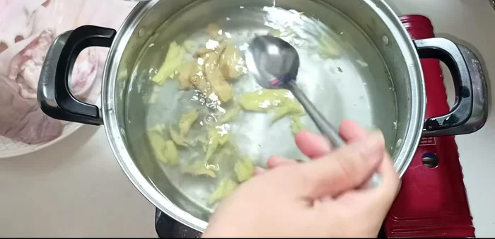 Boil pig's hands and tongue in a pot of water with salt and vinegar until they turn white. Add them while the water is cold for whiter and more fragrant results. Boil briefly, then scrape off the white layer.
