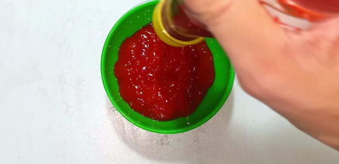 Prepare the dipping sauce by mixing chili sauce and tomato sauce.