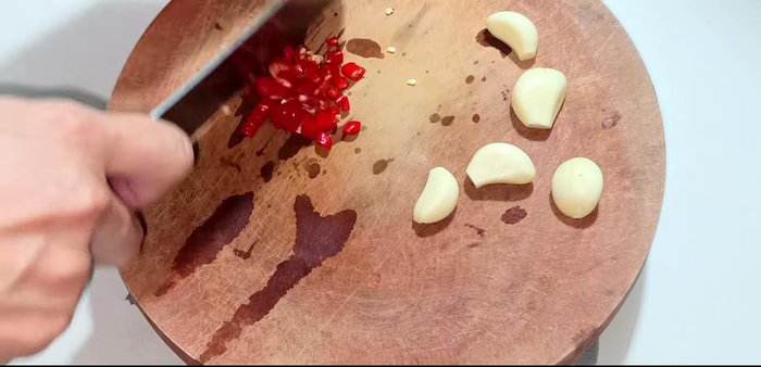 Chop the garlic and chili peppers.