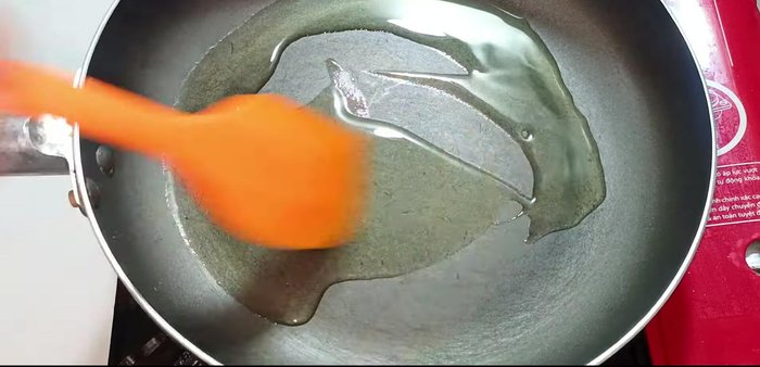 Heat cooking oil in a pan over medium heat. Add the garlic and chili peppers and fry until fragrant and slightly golden brown.