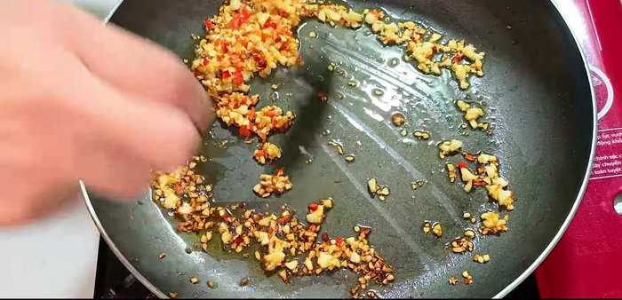 Remove most of the fried garlic and chili, reserving some for garnish.