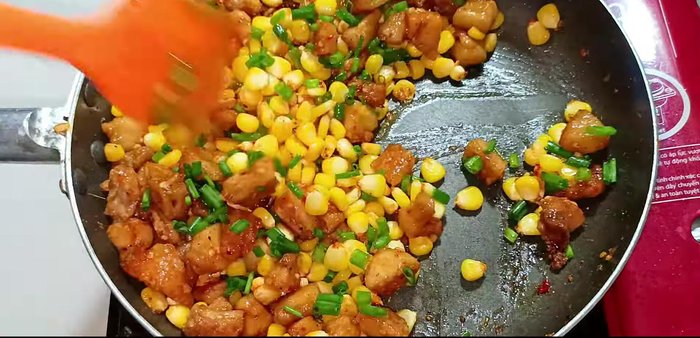 Add green onions (optional) and stir well. Turn off the heat.