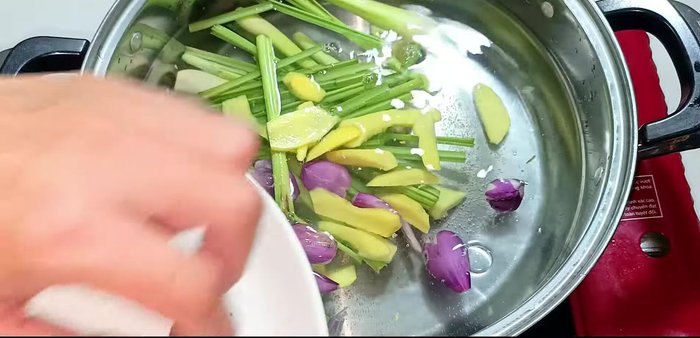 Deodorize again: Add aromatics to boiling water, then add the rolled pig ears. Add white wine after water boils and simmer for 5 minutes. (309.68)
