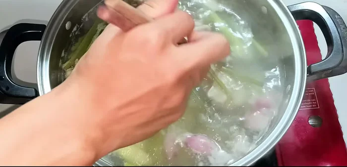 Wash pig ears: Remove from the pot and wash the rolled pig ears again with water. (371.919)