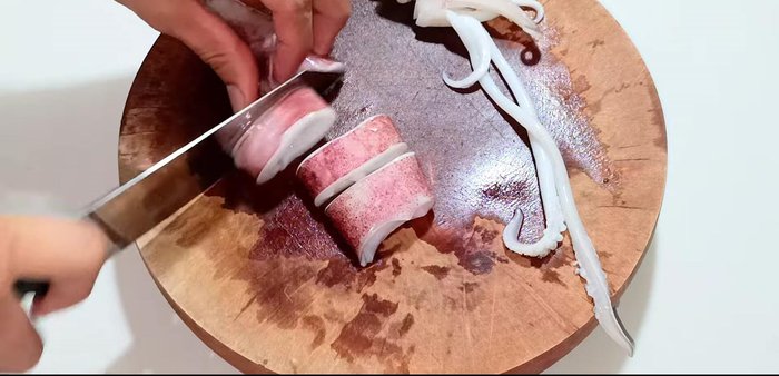Cut squid into 1.5-2cm pieces. Cut shrimp into smaller pieces.