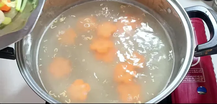 Boil carrots for 2 minutes, then add other vegetables (Thao and Chinese cabbage) and cook for about 20 seconds. Immediately soak in ice water to keep them crisp.