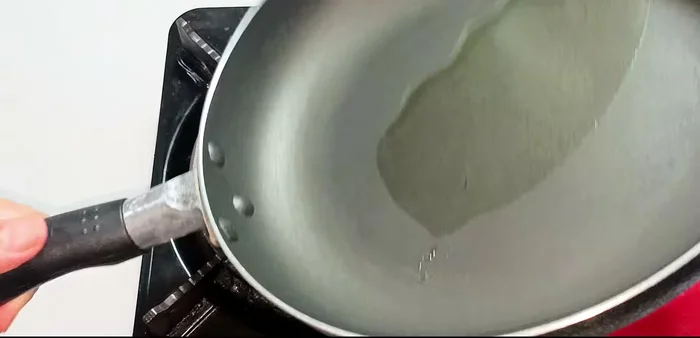 Heat oil in a pan. Add noodles and pan-fry until dry and crispy.