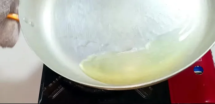 Heat oil in a larger pan. Add minced garlic and fry until fragrant. Add seafood and stir-fry briefly.