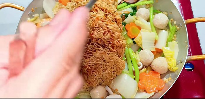 Add noodles and stir-fry until heated through. Add celery and green onions, stir-fry briefly, and turn off the heat.
