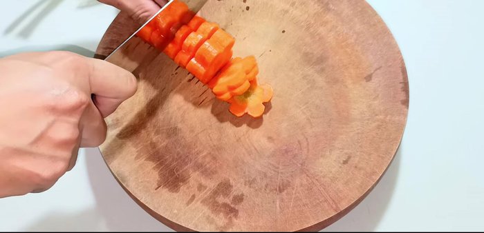 Cut carrots into thin slices, not too thick or thin. Cut Chinese cabbage into finger-sized pieces. Chop celery and green onions.