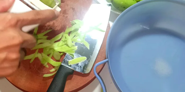 Soak mangoes: Soak the sliced mangoes in the salt and vinegar brine for 30 minutes.